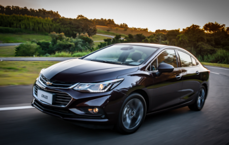 Chevrolet Cruze se presentó como la nueva apuesta de la marca. Su confección, más rígida, y liviana que el modelo anterior, junto con un motor de 1.4 turbo, 150 HP de potencia y 245 NM de torque. Son razones suficientes para que se convierta en uno de los autos más potentes y eficientes en su […]