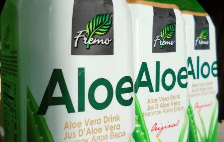 El Aloe Vera proviene de África y Asia, es enemigo de dos elementos naturales, como el agua y el frío bajo los 10ºC pero es resistente a las plagas y la escasez de agua. Para aquel que aún no lo conoce, también lo llaman Sábila y pertenece al género de las liliáceas, como los ajos […]