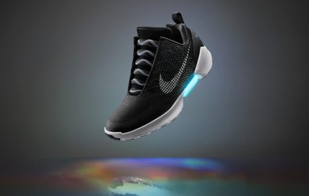 Nike responde al nuevo desafío que lanzó  Robert Zemeckis con las míticas Zapatillas volver al futuro
La Compañía de deporte no desaprovechó este conocidisimo hito, ya que había hecho un lanzamiento de un modelo parecido al que lucía Michael J … Leer más