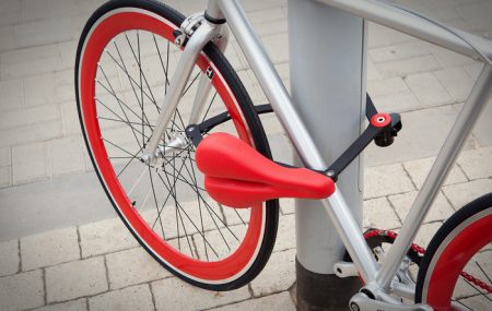 SeatyLock aparece tras un problema que aqueja constantemente a los ciclistas urbanos como lo es el robo de un sillín, una rueda, o en general parte de su medio de transporte.
Cientos de sillas de montar son robados cada día, … Leer más