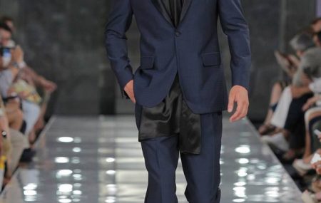 Los hombres hoy en día se preocupan cada vez mas del estilo, por ello te traemos los Colores Primavera Verano que serán tendencia en la moda masculina. El color más utilizado para este nuevo periodo de calor es el color azul, en cualquiera sea su tonalidad, además de trajes y alpargatas lo que provoca que […]